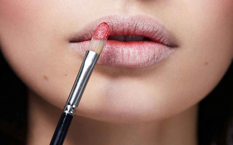 Những cô nàng có đôi môi nhợt nhạt phải dùng son môi để che đi khuyết điểm