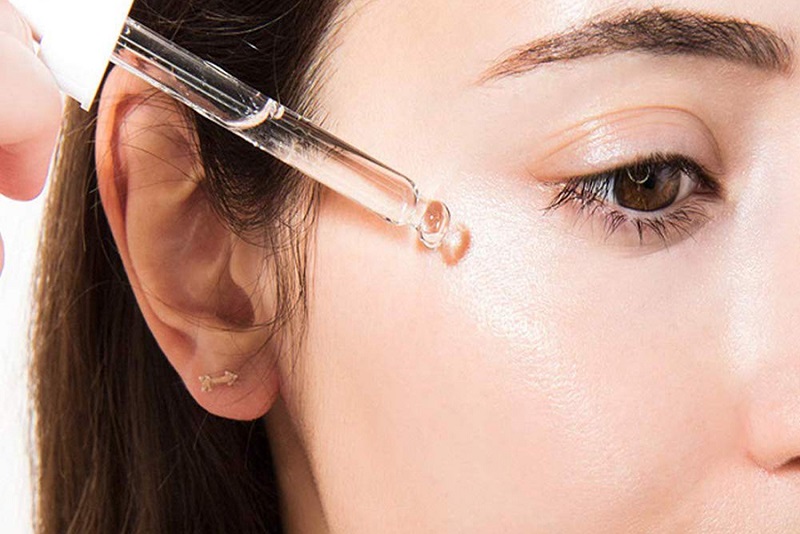 Thoa serum giúp giải quyết các vấn đề về da