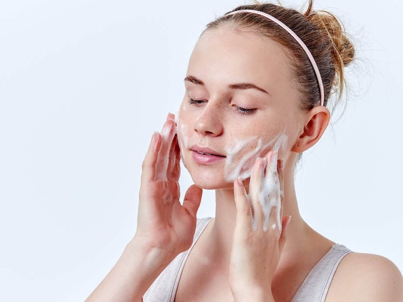 Bạn không nên massage, cọ xát mặt sau khi tiêm botox gọn hàm
