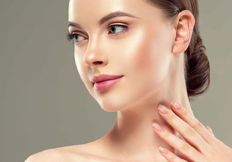 Gương mặt thon gọn thanh thoát, cổ cao hơn khi bị nọng