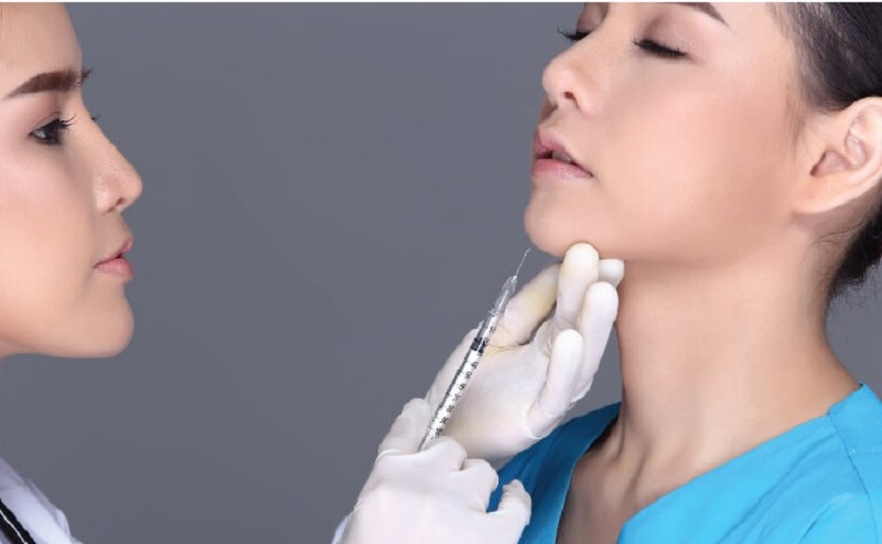 Bác sĩ đưa một lượng Filler phù hợp vào cằm