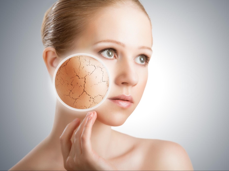 Việc lạm dụng trang điểm hay sử dụng nhiều kem dưỡng không khiến bạn đẹp hơn mà chỉ làm da bị yếu hơn và tình trạng mụn trở nên nghiêm trọng hơn