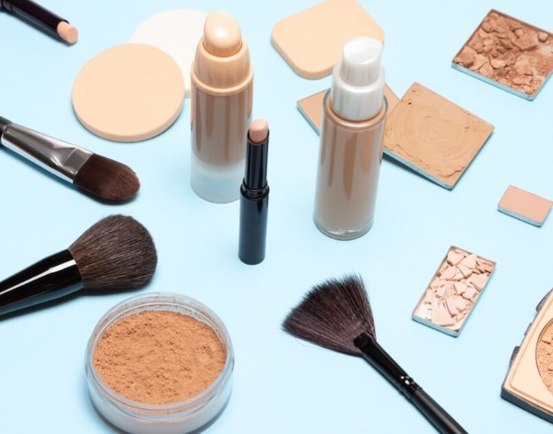 Có nên trang điểm bằng cách lạm dụng kem phấn không? Lưu ý khi dùng phấn ANA Beauty Academy 1 Kem phấn là tên gọi chung của một số sản phẩm trang điểm