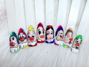 17 mẫu nail hoạt hình đơn giản và dễ thương nhất cho nàng 39 Sử dụng bao tay khi làm việc nhà