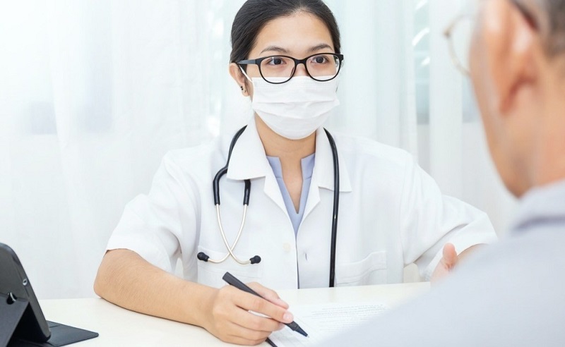 Trước khi điều trị sẹo lồi, bạn cần tham vấn ý kiến của chuyên gia để chọn phương pháp phù hợp