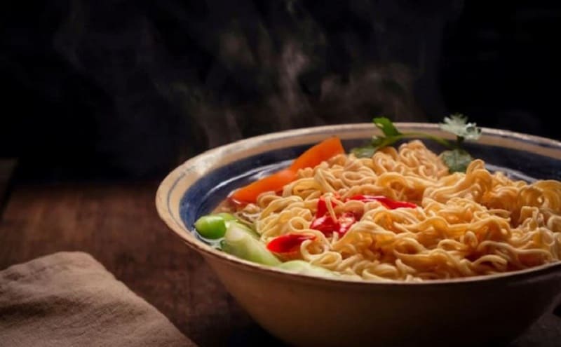 Khi ăn mì tôm, hơi nóng của mì rất dễ bám vào mí mắt
