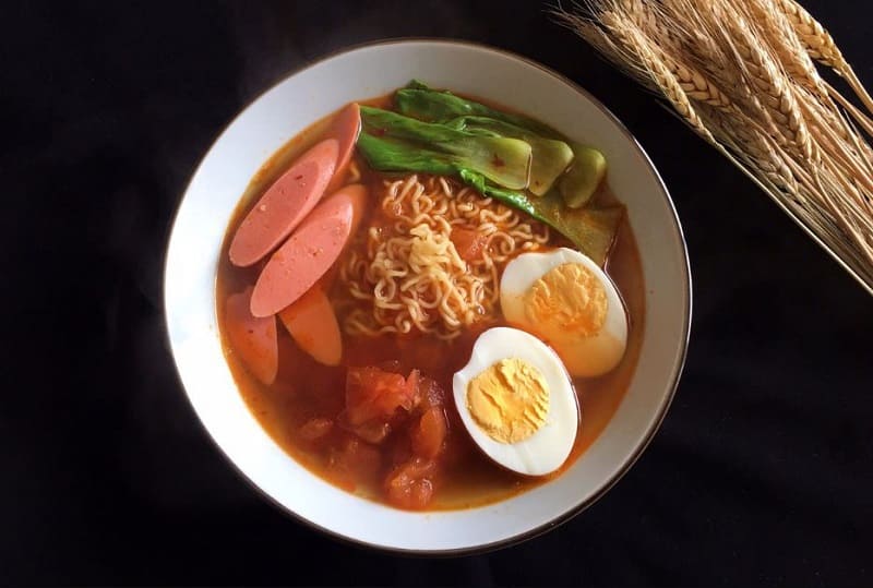 Dù thơm ngon, nhưng mì tôm chứa nhiều thành phần không tốt, có nguy cơ gây sẹo ở vùng mí