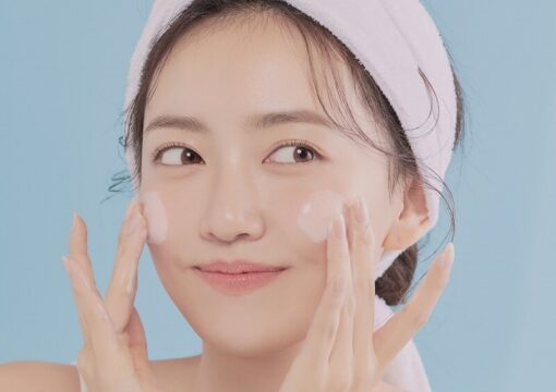 Làm sạch da mặt bằng nước muối sinh lý để bảo vệ làn da khỏi khói bụi