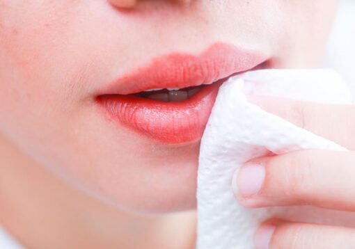 Không dùng tẩy da chết và son trong thời gian đầu sau phun môi