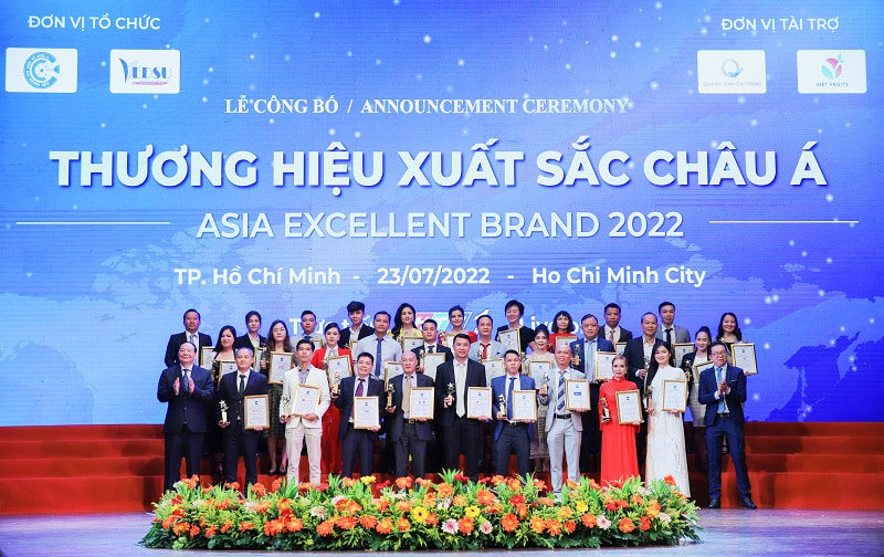 Bà Huỳnh Thị Như Lam cùng các đại diện thương hiệu đạt giải Thương hiệu xuất sắc Châu Á 2022