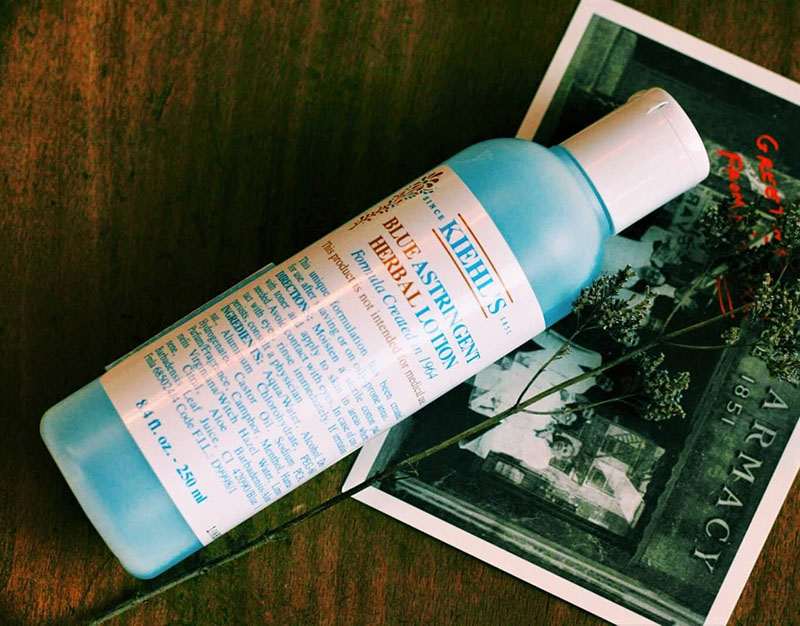 Toner Kiehl's Blue Astringent Herbal Lotion là “chân ái” cho những bà bầu có tình trạng da nhiều dầu mụn