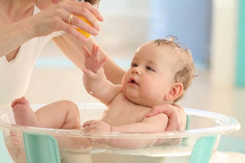 Top 20+ Bị Bụi Bay Vào Mắt Không Lấy Ra Được Trẻ sơ sinh bị rụng lông mi có nguy hiểm không? Cách xử lý và ngăn ngừa 26 Vỗ nước vào mắt bé để đẩy lông mi bị rụng ra ngoài