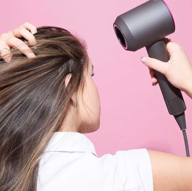 Hạn chế sử dụng máy sấy tóc để tránh hư tổn