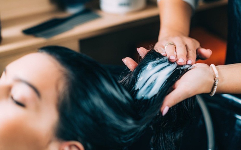 Bôi kem ủ tóc từng lớp để tăng khả năng thẩm thấu