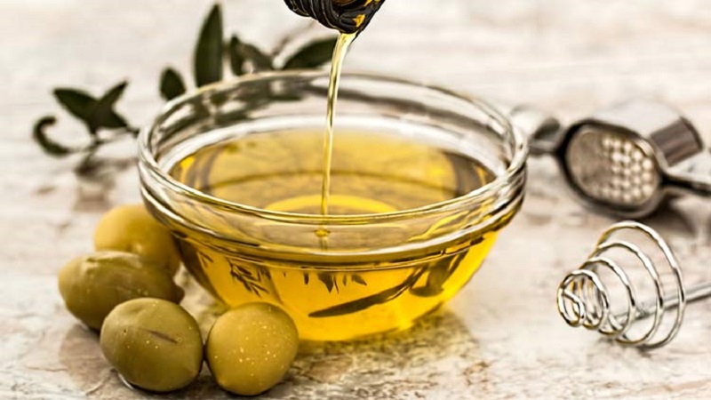 Sử dụng dầu oliu ủ tóc