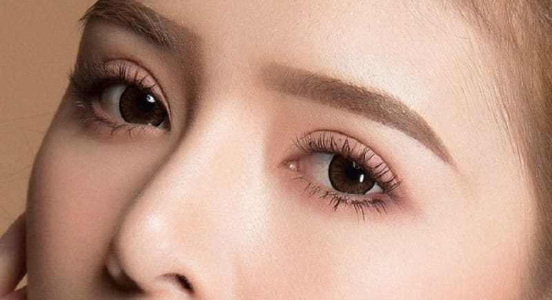 Đối với một số trường hợp, nên đợi mí mắt lành hoàn toàn hẳn ăn thịt gà như bình thường