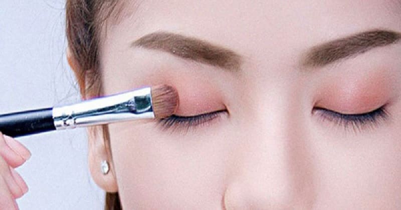 Không nên trang điểm sau khi cắt mí mắt để tránh nhiễm trùng, khiến vết thương lâu lành