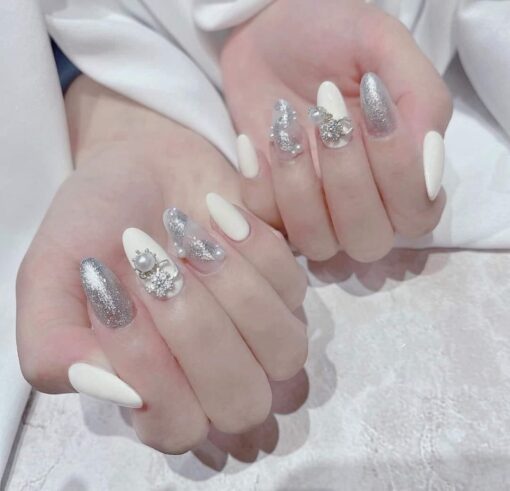 Mẫu nail cho da ngăm với màu cam cùng nhũ vàng lấp lánh, sang trọng