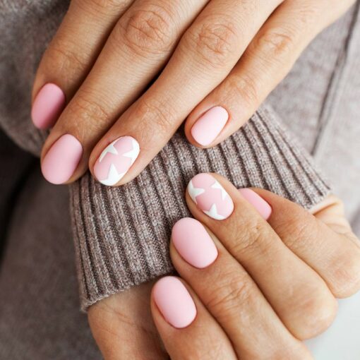 Thêm một gợi ý về tone màu nail cho da ngăm trong những buổi tiệc sang trọng, đặc biệt là lễ cưới