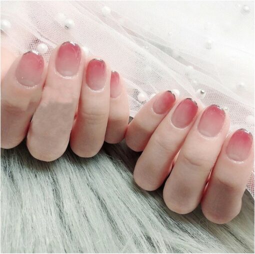 Bộ móng mô phỏng gần giống với đôi mắt rắn, khiến bạn trông quyền lực, quyến rũ hơn nhưng lại không hề khiến bạn trông già đi
