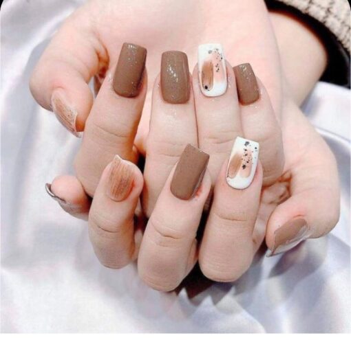 Mẫu nail màu xanh nhẹ hoặc xanh thiên thai sẽ giúp tăng độ sáng và cảm giác thon thả cho da tay
