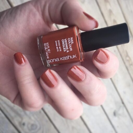 Màu nail cho da ngăm khá an toàn và dễ thương