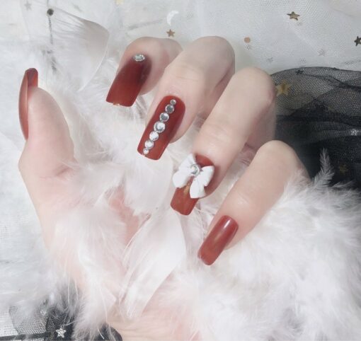 Màu đỏ mận phù hợp cho làn da ngăm