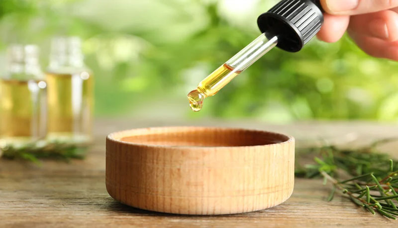 Tinh dầu tràm trà kháng viêm và giúp trị mụn chai