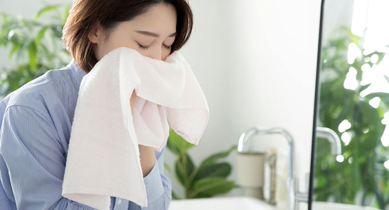 Trị mụn bọc bằng cách chườm nóng giúp làm sạch và giãn nở chân lông