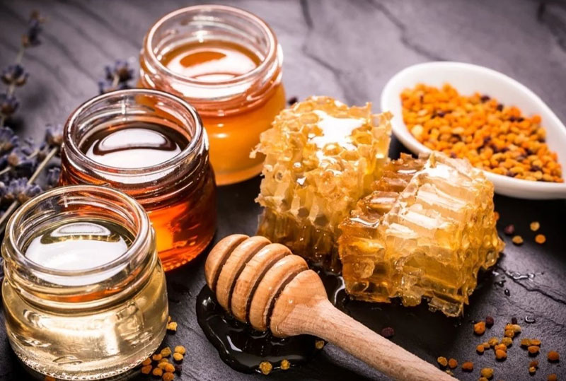 Mật ong giúp giảm sưng tấy, kháng viêm cho mụn bọc