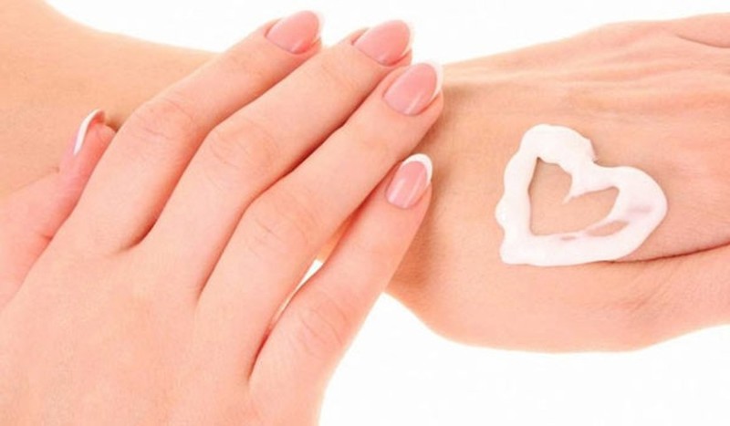 Bạn có thể sử dụng kem dưỡng da, trị nám ở tay