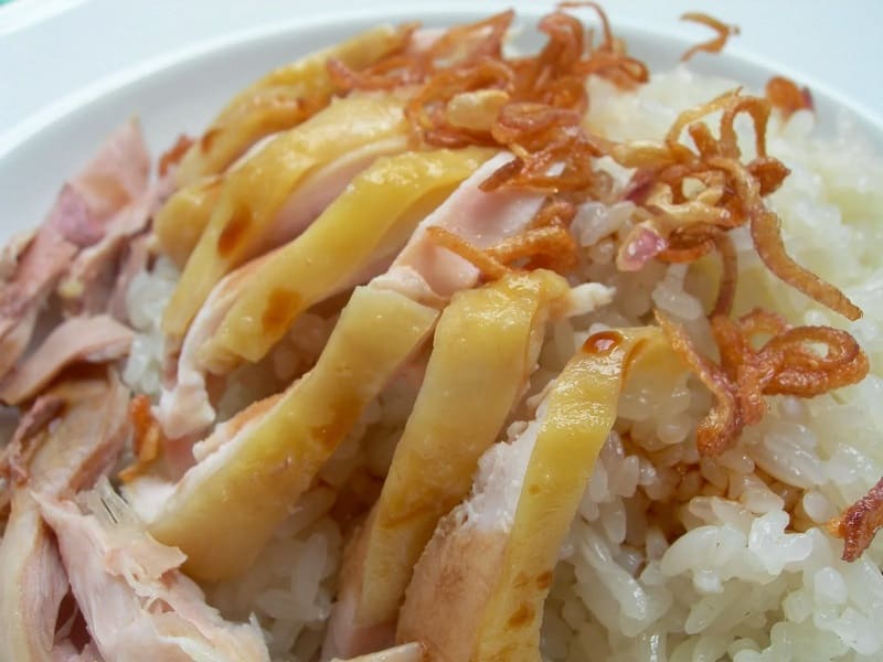Thịt gà và xôi nếp là những loại thực phẩm nên kiêng khem kỹ lưỡng sau khi nâng mũi