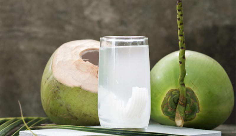 Sau nâng mũi nên kiêng uống nước dừa để tránh gây xuất huyết tại vết thương