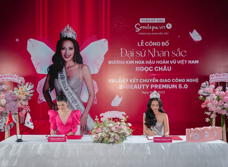 Đại diện SeoulSpa.Vn - Bà Huỳnh Thị Như Lam ký kết Đại sứ Nhan sắc cùng Hoa hậu Ngọc Châu