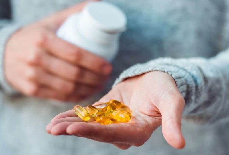 Uống dầu cá vào bữa ăn để các dưỡng chất được hấp thụ một cách tốt nhất