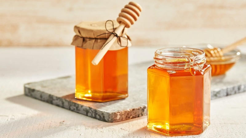 Mật ong có tính kháng khuẩn, giúp hỗ trợ điều trị chàm môi hiệu quả