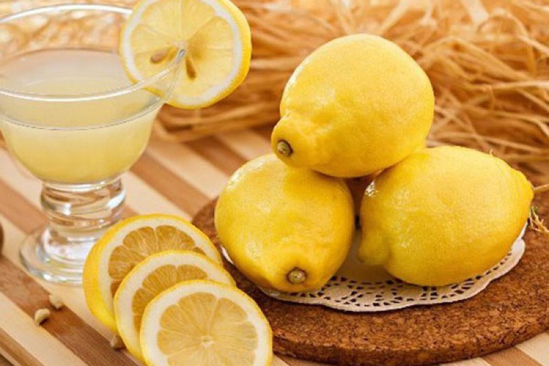 Bạn có thể sử dụng nước cốt chanh để điều trị mụn đỏ hiệu quả tại nhà