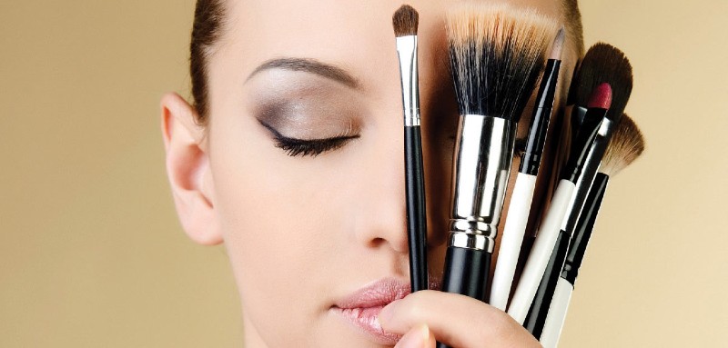 Việc trang điểm quá nhiều cũng khiến da mặt nổi mụn nhiều