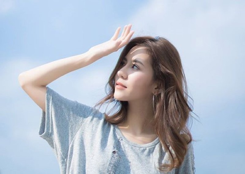 Ánh nắng mặt trời sẽ khiến cho da tay bạn bị ảnh hưởng và dễ sản sinh đồi mồi