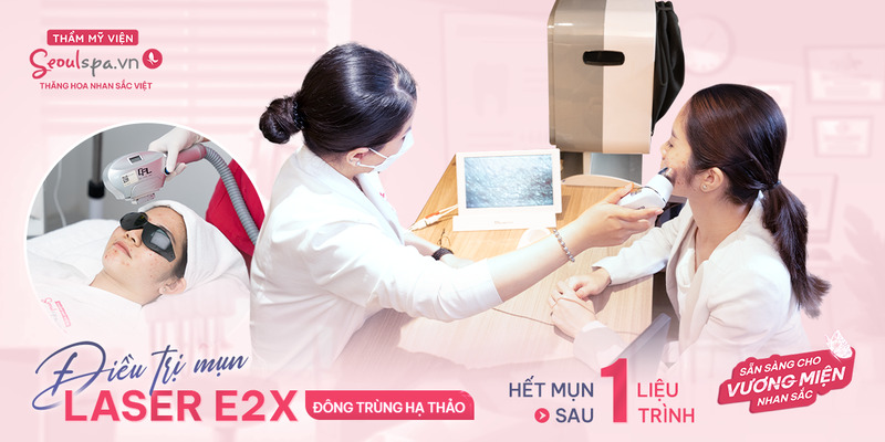 Bác sĩ chuyên khoa trực tiếp soi da và thăm khám cho khách hàng