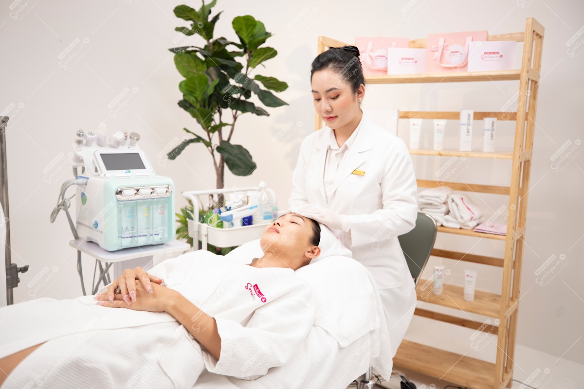 Cơ sở làm đẹp được trang bị đầy đủ trang thiết bị, công nghệ hiện đại