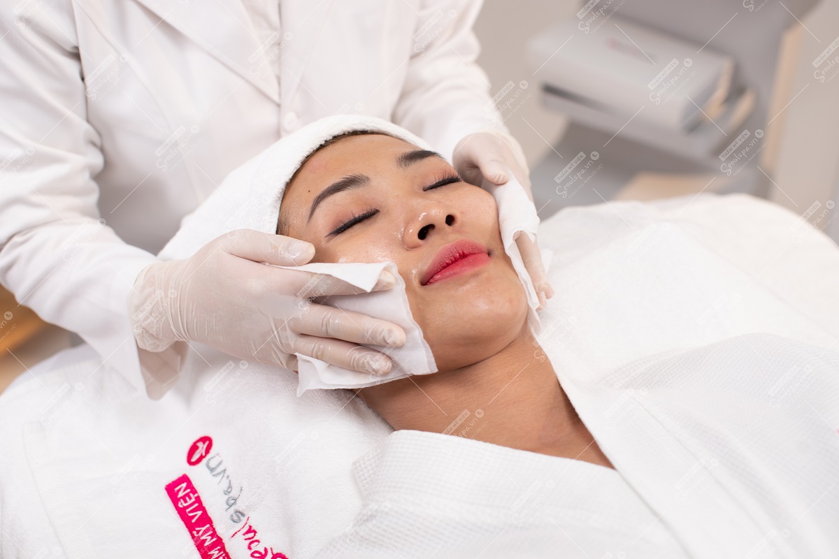 Làm sạch da là bước quan trọng, giúp hạn chế nhiễm trùng sau khi thực hiện