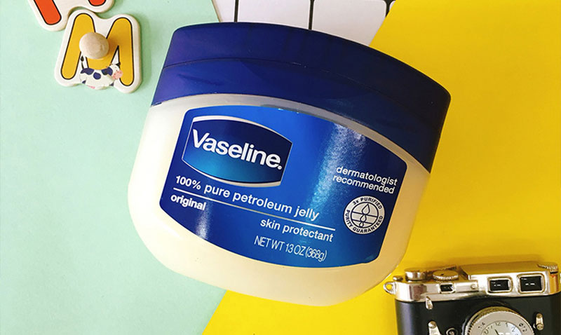Vaseline là một sản phẩm giúp bờ môi mềm mịn nhanh chóng