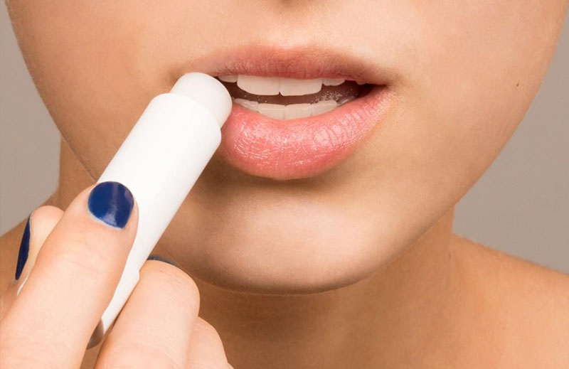 Sử dụng các sản phẩm dưỡng môi để cung cấp độ ẩm cho môi mịn màng