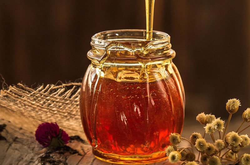 Mật ong là một nguyên liệu trị môi bị khô hiệu quả