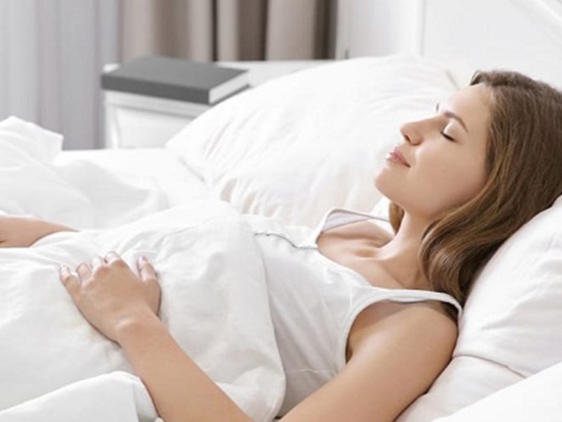 Nên nằm thẳng để tránh lệch, vẹo sống mũi sau khi nâng