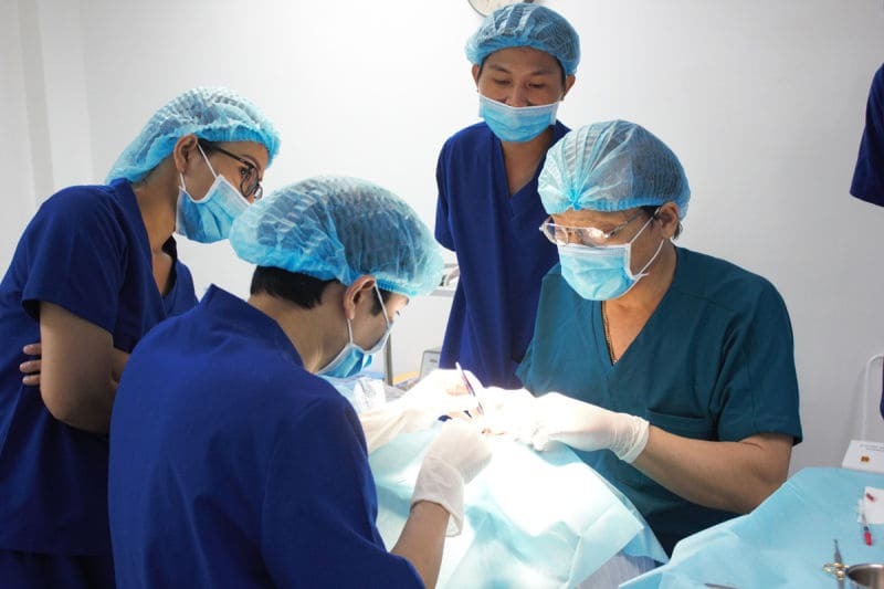 Khi nâng mũi, nếu muốn mũi nhanh vào phom đẹp, bạn nên tìm đội ngũ bác sĩ chuyên nghiệp, giàu kinh nghiệm thực tế