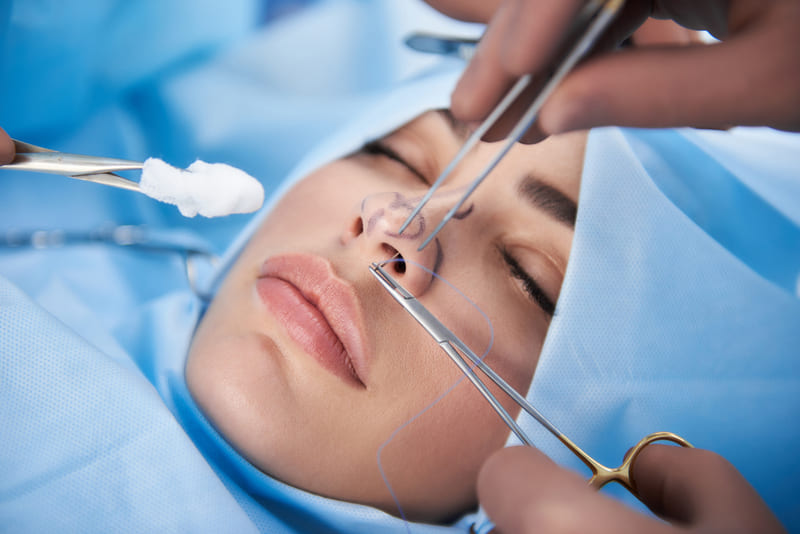 Nên chọn những cơ sở đầu tư trang thiết bị, máy móc phẫu thuật hiện đại