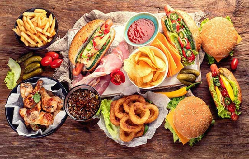 Ăn nhiều thức ăn nhanh, cay nóng sẽ ảnh hưởng đến quá trình hồi phục sau khi cắt mí mắt