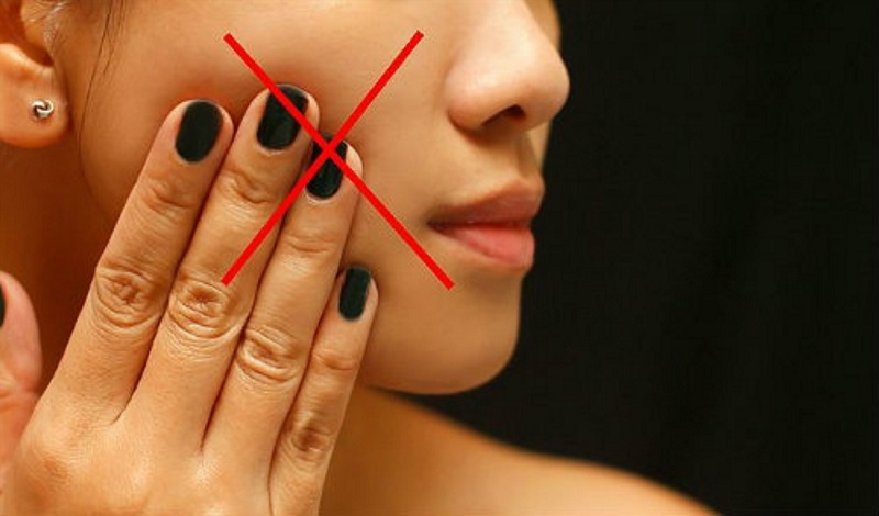 Không chống tay hay tác động mạnh vào vùng má